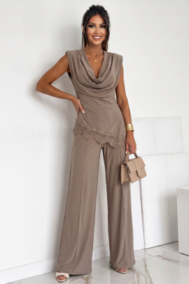 set pentru viata de zi cu zi format dintr-un top cu un decolteu spectaculos și pantaloni largi ZELVORA BEIGE