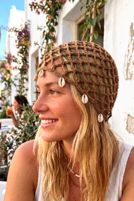 șapcă boho tricotată, tip plasă, cu scoici decorative SHARPITA BROWN
