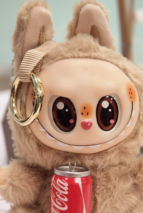Accesoriu pentru geantă LABUBU COCA COLA BEIGE, Culoare: bej, IVET.RO - Reduceri de până la -80%