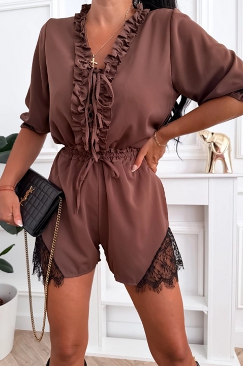 Salopetă scurtă feminină cu accente romantice din dantelă și decolteu spectaculos MAROVIELA BROWN, Culoare: maro, IVET.RO - Reduceri de până la -80%