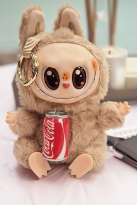 accesoriu pentru geantă LABUBU COCA COLA BEIGE