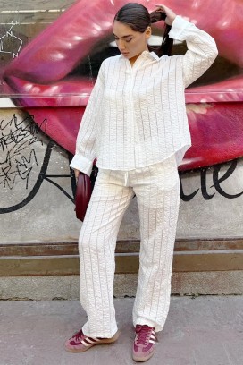 set pentru femei format din cămașă și pantaloni cu o textură deosebită LORMESA WHITE