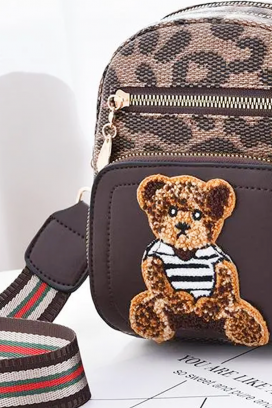 rucsac pentru femei cu un ursuleț decorativ și fermoar NORAVA BROWN