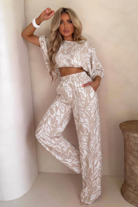 set pentru femei format din un top scurt și pantaloni largi, cu un motiv floral artistic EMELIANA BEIGE