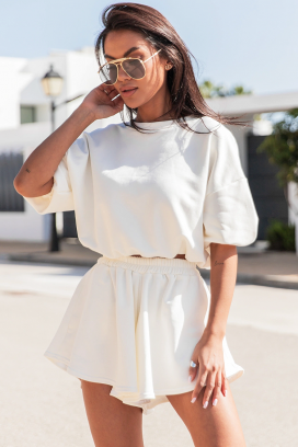 set pentru femei format dintr-o bluză largă și o fustă-pantalon scurtă, evazată TORIENA WHITE